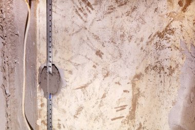 Eski alçılı duvar, tamir için hazırlık. Sıva işaretçisinin kurulumu.