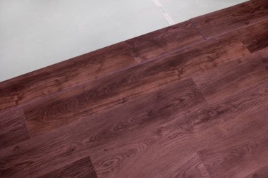 Alttaki tabana kaplama tahtaları ya da parke döşemek. Ev yenileme konsepti