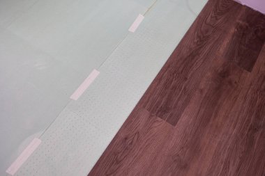 Alttaki tabana kaplama tahtaları ya da parke döşemek. Ev yenileme konsepti