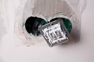 Elektrik prizinin değiştirilmesiyle birlikte kablo kurulum süreci devam ediyor. 