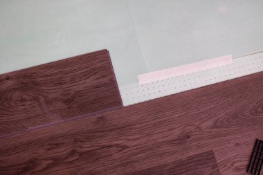 Altta yatan taban katmanındaki kaplama tahtaların üst görüntüsü. Ev yenileme konsepti. 