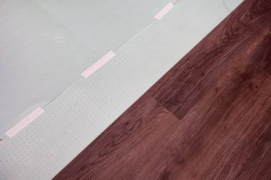 Alttaki tabana kaplama tahtaları ya da parke döşemek. Ev yenileme konsepti