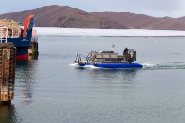 RUSSIA, BAIKAL Gölü, Mayıs 05, 2023: Bahar ayında Baykal Gölü 'nden Olkhon Adası' na bir hovercraft taşımacılığı turistleri.