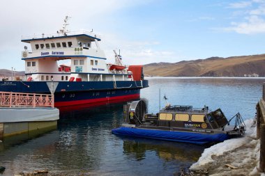 RUSSIA, BAIKAL Gölü, Mayıs 05, 2023: yolcu feribotu ilkbaharda iskelede. Bir hovercraft turistleri bahar aylarında Baykal Gölü 'nden Olkhon Adası' na naklediyor. 