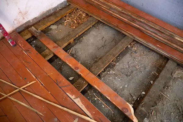 Ev eski ahşap döşemeleri yenilemek için tadilattan geçiyor..