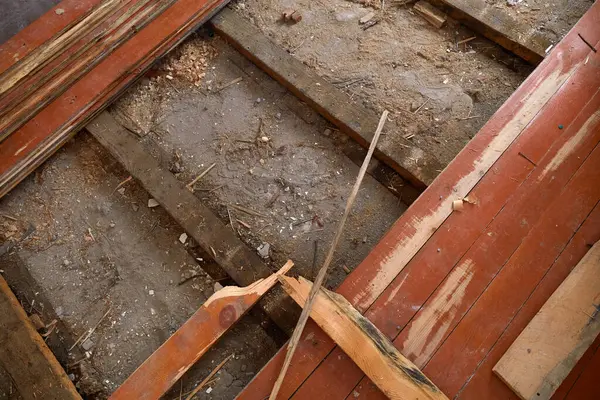 Ev eski ahşap döşemeleri yenilemek için tadilattan geçiyor..