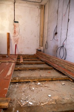 Eski ahşap döşemeleri yenilemek için evde tadilat yapılıyor. Konutların yenilenmesi. Dikey yönelim