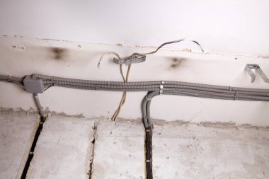 Tavana elektrik kabloları döşenmiş. Tamir odasındaki kablo borularındaki elektrik kabloları....