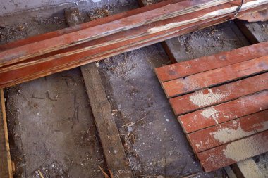 Ev eski ahşap döşemeleri yenilemek için tadilattan geçiyor..