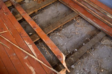 Ev eski ahşap döşemeleri yenilemek için tadilattan geçiyor..