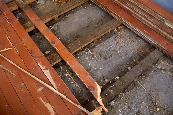 Ev eski ahşap döşemeleri yenilemek için tadilattan geçiyor..