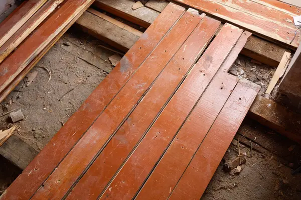 Eski tahta kalaslar. Oturma odasındaki ahşap zeminin yenilenmesi, tamir işleri..