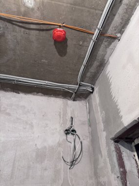 Tavana elektrik kabloları döşenmiş. Tamir odasındaki kablo borularındaki elektrik kabloları....