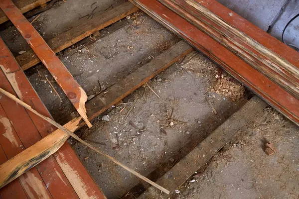 Ev eski ahşap döşemeleri yenilemek için tadilattan geçiyor..