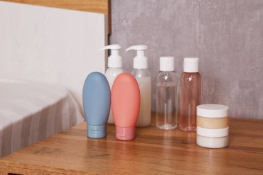 Kozmetik ürünleri ve hijyen ürünleri için küçük şişeler otel odasındaki komodinin üzerinde. Seyahat için ideal..