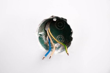 Ev tadilatının bir parçası olarak kablolar dışarı çıkan bir elektrik kablosu duvar içine inşa edilir. Bir elektrik prizi kurma süreci