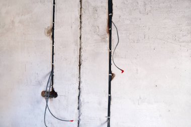 Tadilat yapılan binanın duvarlarına elektrik tesisatı kurulumu.