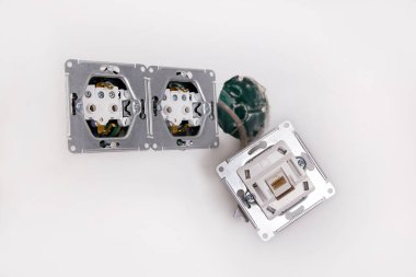 Duvara elektrik prizleri kuruyorum. Tadilat sırasında evde elektrik tesisatı.