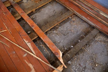 Ev eski ahşap döşemeleri yenilemek için tadilattan geçiyor..