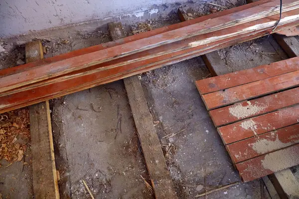 Ev eski ahşap döşemeleri yenilemek için tadilattan geçiyor..