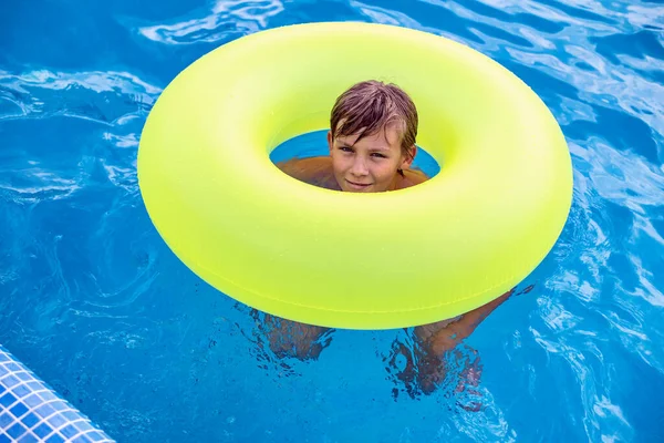 少年与充气环放松在游泳池 孩子们夏天快乐 假期快乐 阳光灿烂 暑期儿童水上运动 — 图库照片