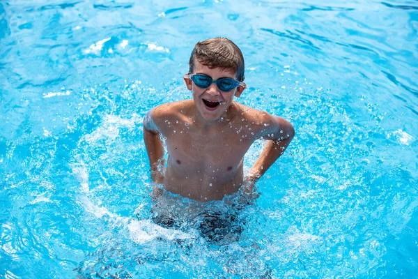 Adolescente Bajo Agua Piscina Con Gafas Día Soleado Niños Diversión —  Fotos de Stock
