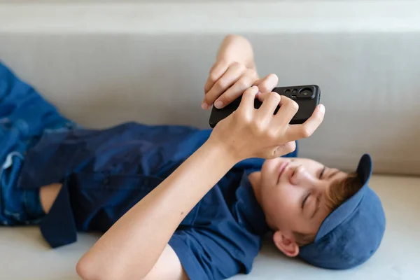 Adolescente Niño Relajarse Sentarse Sofá Casa Utilizando Mensajes Texto Teléfono — Foto de Stock