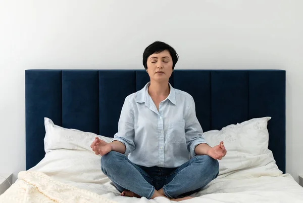 Bruna Donna Mezza Età Camicia Jeans Che Meditazione Yoga Casa — Foto Stock