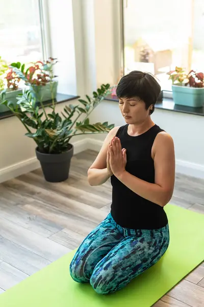 Bruna Donna Mezza Età Che Meditazione Yoga Sul Tappeto Esercizio — Foto Stock