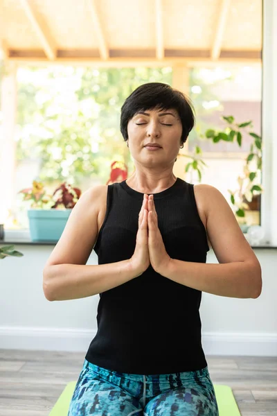 Femme Ethnique Paisible Pratique Yoga Respirer Méditer Maison Santé Mentale — Photo