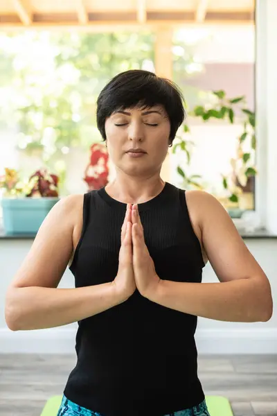 Brunette Middle Aged Woman Doing Yoga Meditation Exercise Mat Home — Stock Photo, Image