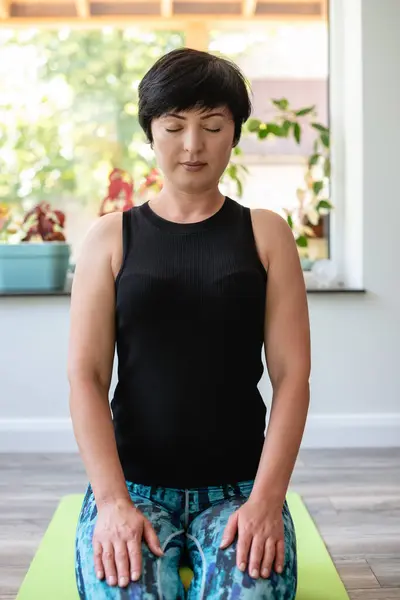 Tranquilla Donna Etnica Pratica Yoga Respirazione Meditazione Casa Salute Mentale — Foto Stock