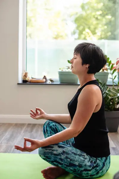 Bruna Donna Mezza Età Che Meditazione Yoga Sul Tappeto Esercizio — Foto Stock