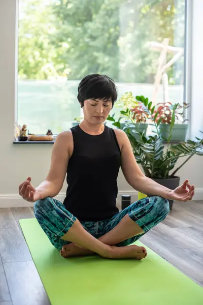 Femme Ethnique Paisible Pratique Yoga Respirer Méditer Maison Santé Mentale — Photo