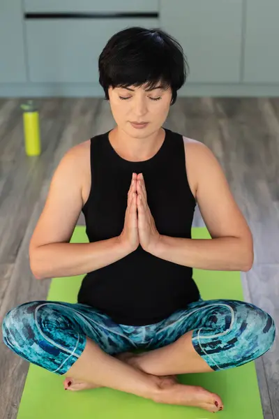 Tranquilla Donna Etnica Pratica Yoga Respirazione Meditazione Casa Salute Mentale — Foto Stock