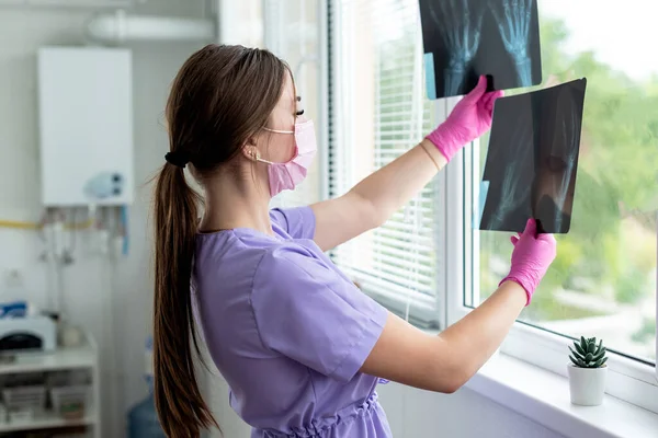 Médica Jovem Olhando Para Radiografias Raios Clínica Médico Cirurgião Rever — Fotografia de Stock