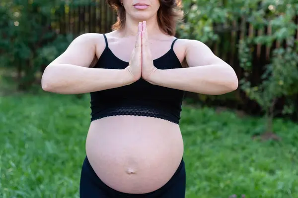 Kobieta Ciąży Oddycha Uspokoić Jogi Świeżym Powietrzu Robi Ćwiczenia Rozciągające — Zdjęcie stockowe
