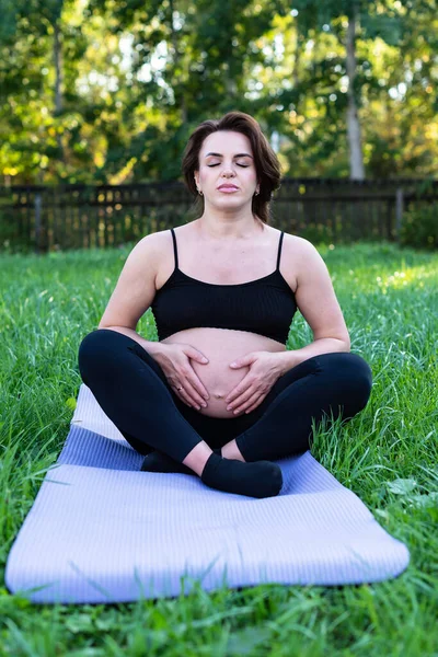 Graviditet Kvinna Andas Och Lugn Med Yoga Utomhus Gör Stretching — Stockfoto