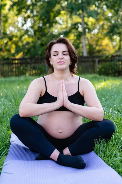 Donna Incinta Facendo Yoga Meditando Sull Erba Nel Cortile Respiro — Foto Stock