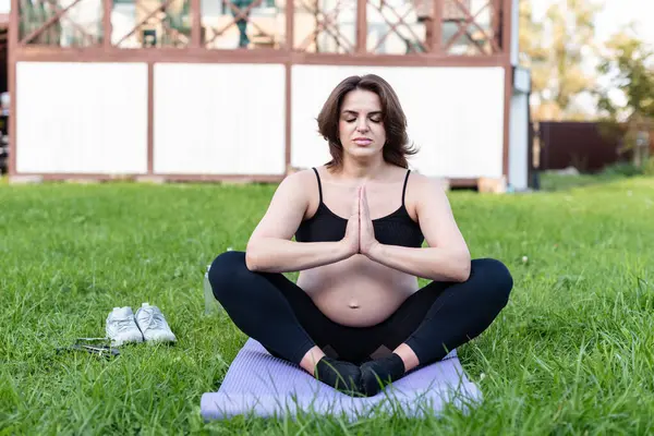 Gravid Kvinna Som Gör Yoga Och Mediterar Gräs Gården Djup — Stockfoto