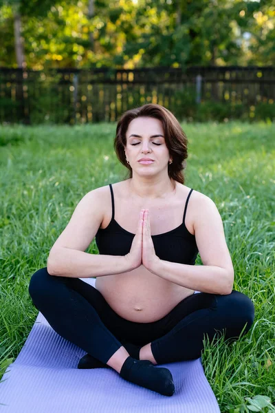 Donna Incinta Respirazione Calma Con Yoga All Aperto Facendo Esercizio — Foto Stock