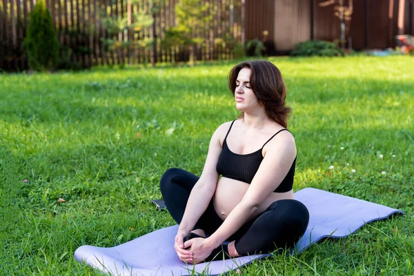 Donna Incinta Facendo Yoga Meditando Sull Erba Nel Cortile Respiro — Foto Stock