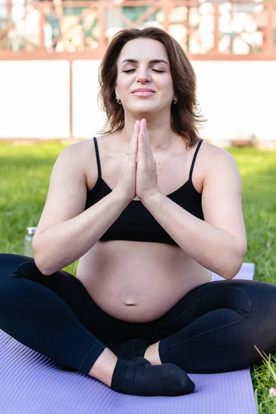 Pregnant Woman Doing Yoga Meditating Grass Yard Deep Breath Fresh — Stock Photo, Image