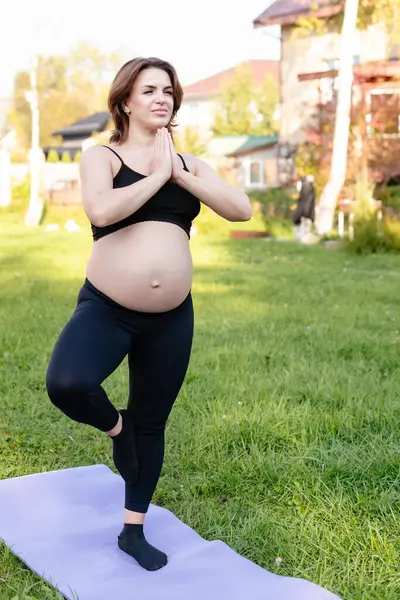 Pregnancy Woman Breathing Calm Yoga Outdoor Doing Stretching Exercise Grass — Stock Photo, Image
