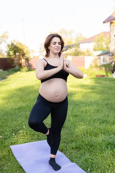 Pregnancy Woman Breathing Calm Yoga Outdoor Doing Stretching Exercise Grass — Stock Photo, Image