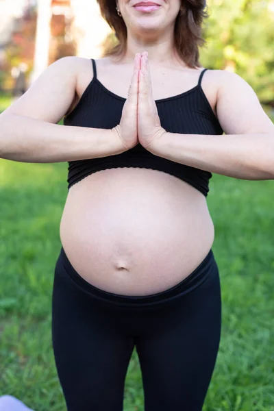Zwangerschap Vrouw Ademhaling Rust Met Yoga Outdoor Doen Stretching Oefening — Stockfoto