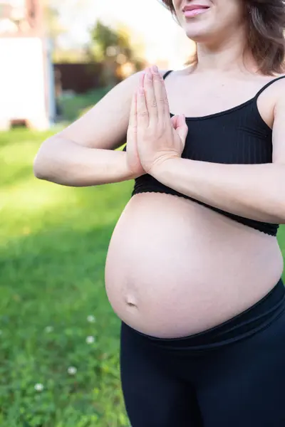 Graviditet Kvinde Vejrtrækning Med Yoga Udendørs Gør Strækker Motion Græs - Stock-foto