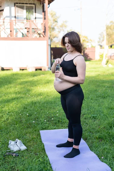 Pregnant Woman Sportswear Drinking Bottle Water Doing Yoga Outdoors Taking — Stock Photo, Image