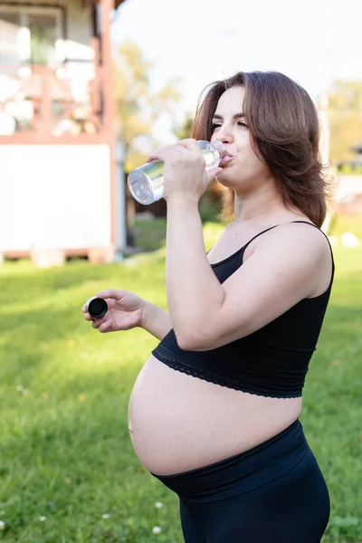 Zwangere Vrouw Sportkleding Drinken Van Een Fles Water Het Doen — Stockfoto