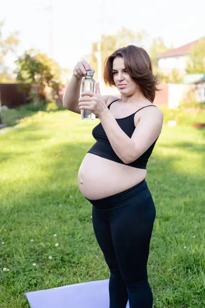 Gravid Kvinna Sportkläder Dricker Flaska Vatten Efter Att Gjort Yoga — Stockfoto